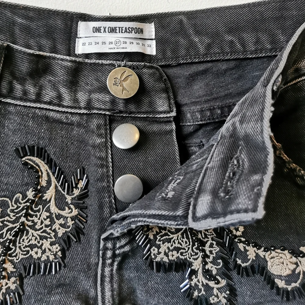 One Teaspoon Black Washed Denim Frayed Hem Embroidered Beaded Jean Shorts Boho - Picture 5 of 10